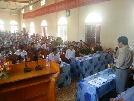 Hàng[-]trăm[-]người[-]dân[-]xã[-]Yên[-]Lâm[-]đã[-]đến[-]hội[-]trường[-]xã[-]để[-]phản[-]ánh[-]vụ[-]việc[-]Nicotex[-]với[-]đoàn[-]ĐBQH[-]tỉnh[-]Thanh[-]Hóa[-]vào[-]ngày[-]21.9.